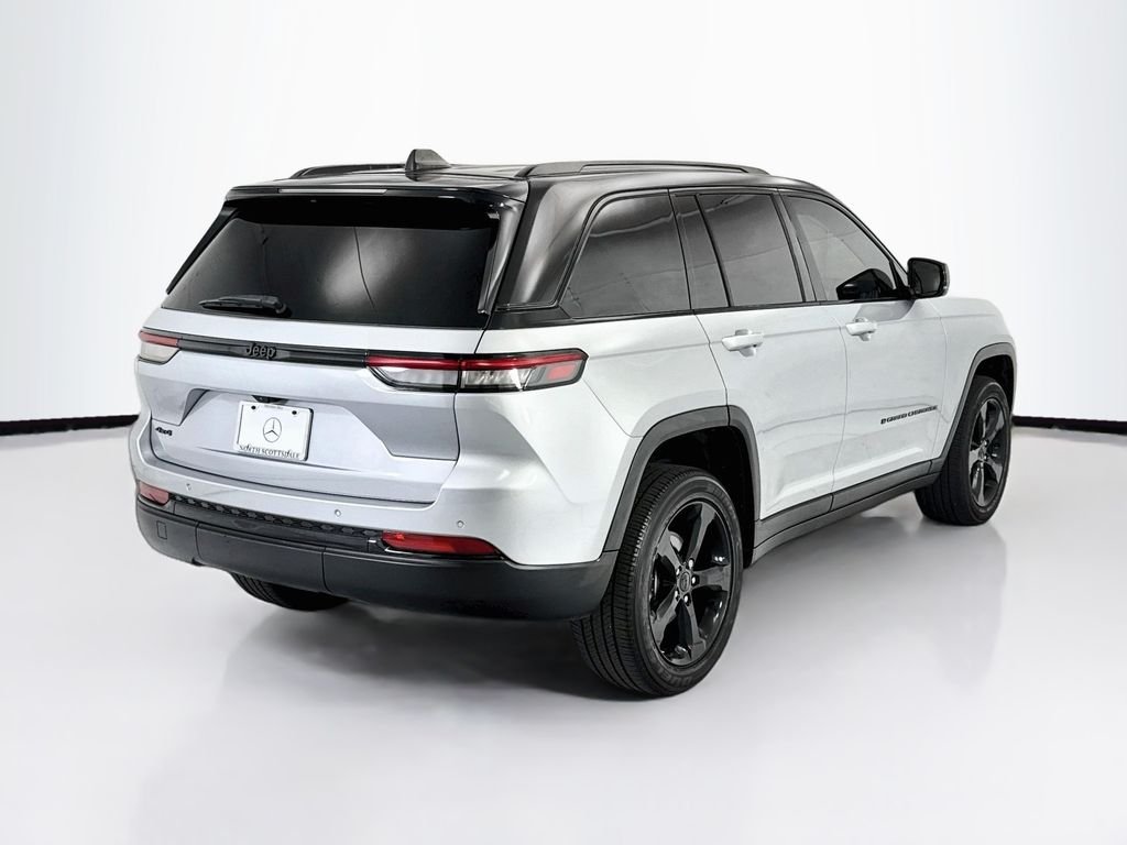 Used 2023 Silver Jeep Altitude X image 5