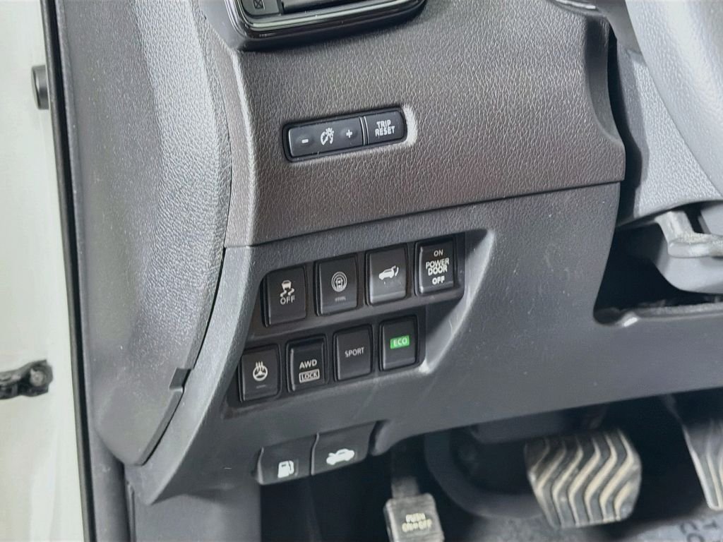 Used 2017 White Nissan SL image 10