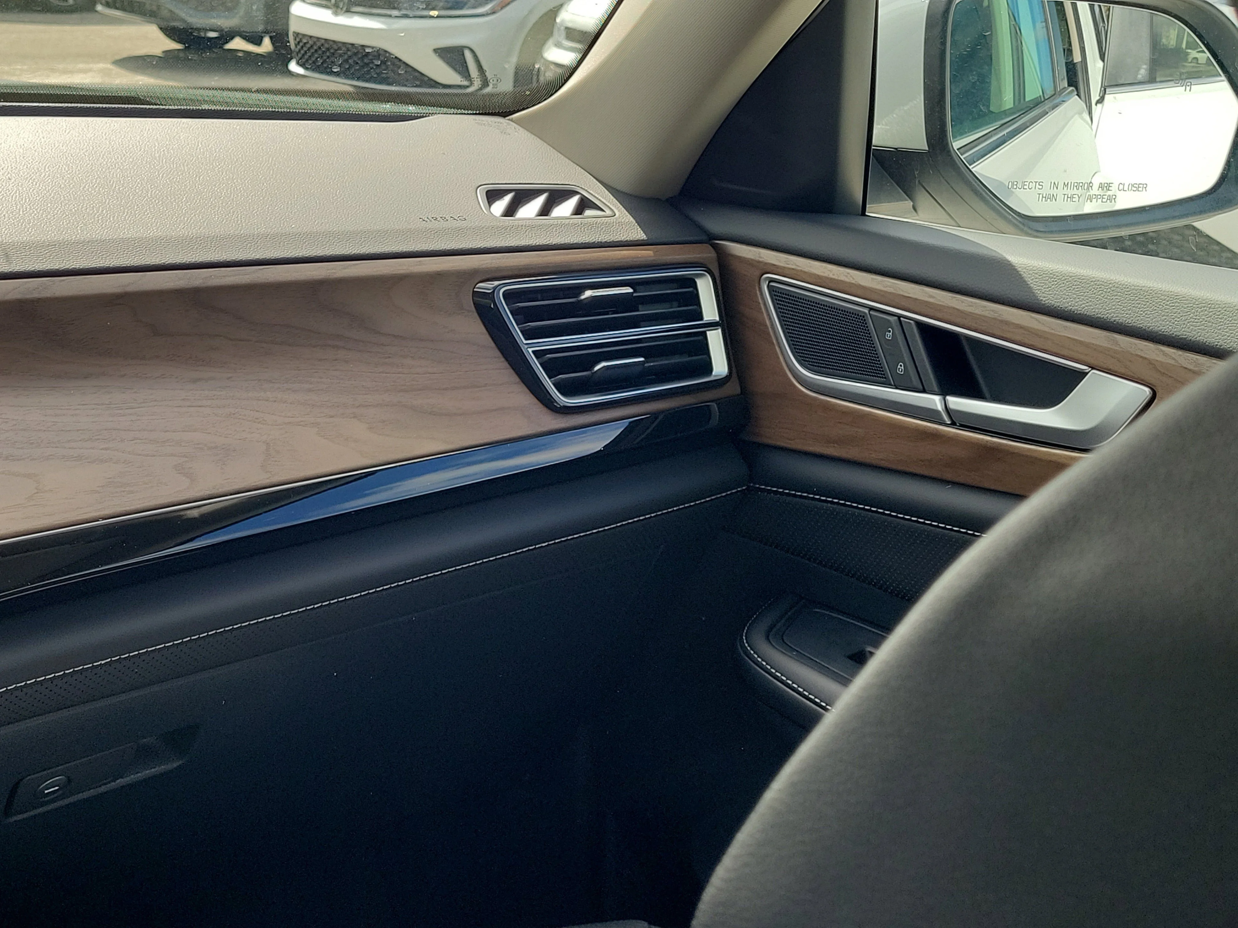 New 2026 White Volkswagen 2.0T SE w/Technology image 4