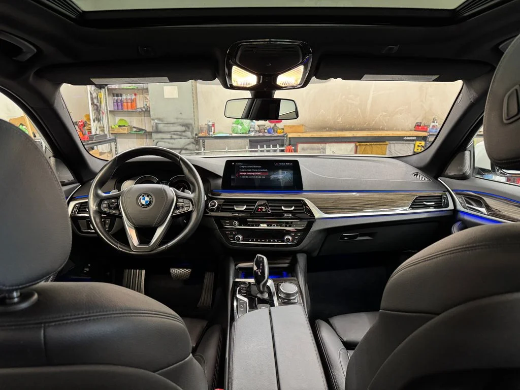 Used 2019 White BMW 530e iPerformance image 25