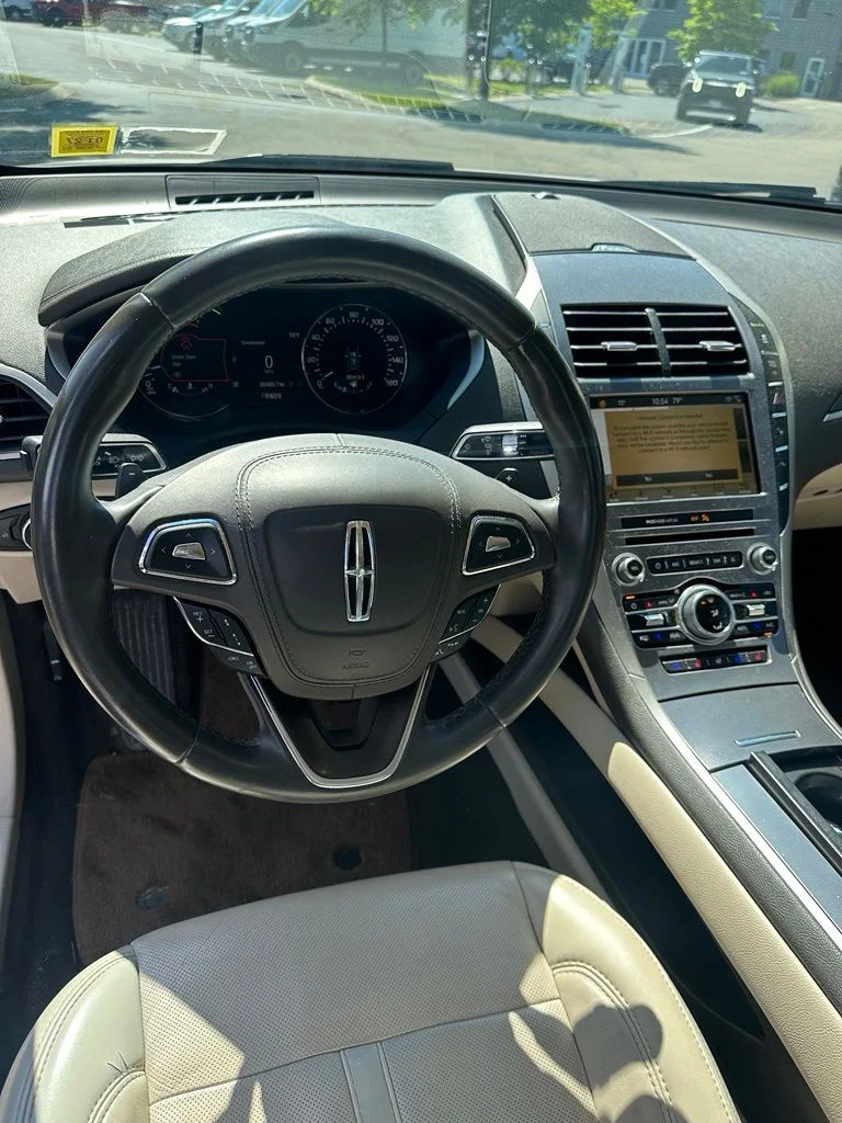 Used 2019 White Lincoln Reserve image 12