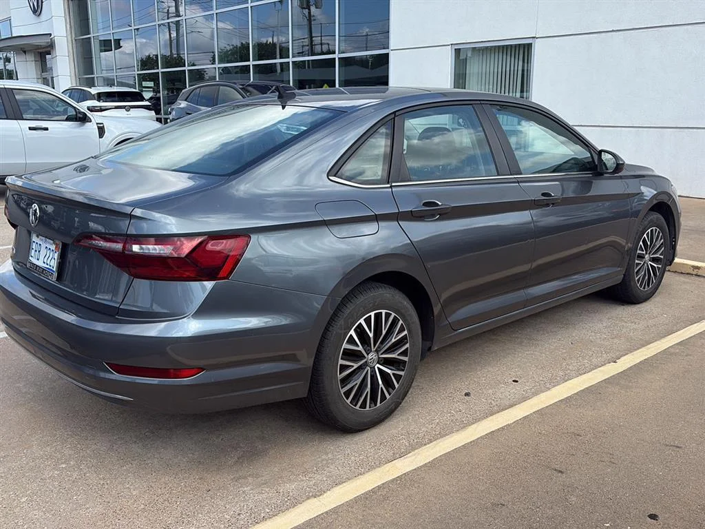 Used 2021 Platinum Gray Metallic Volkswagen SE image 4