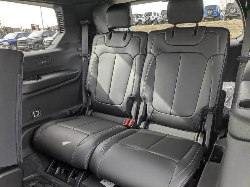 New 2025 White Jeep Limited - - Second row heated seats - Dual Pano Sunroof - Int FAM CAM - Black App Pkge & tons more image 29