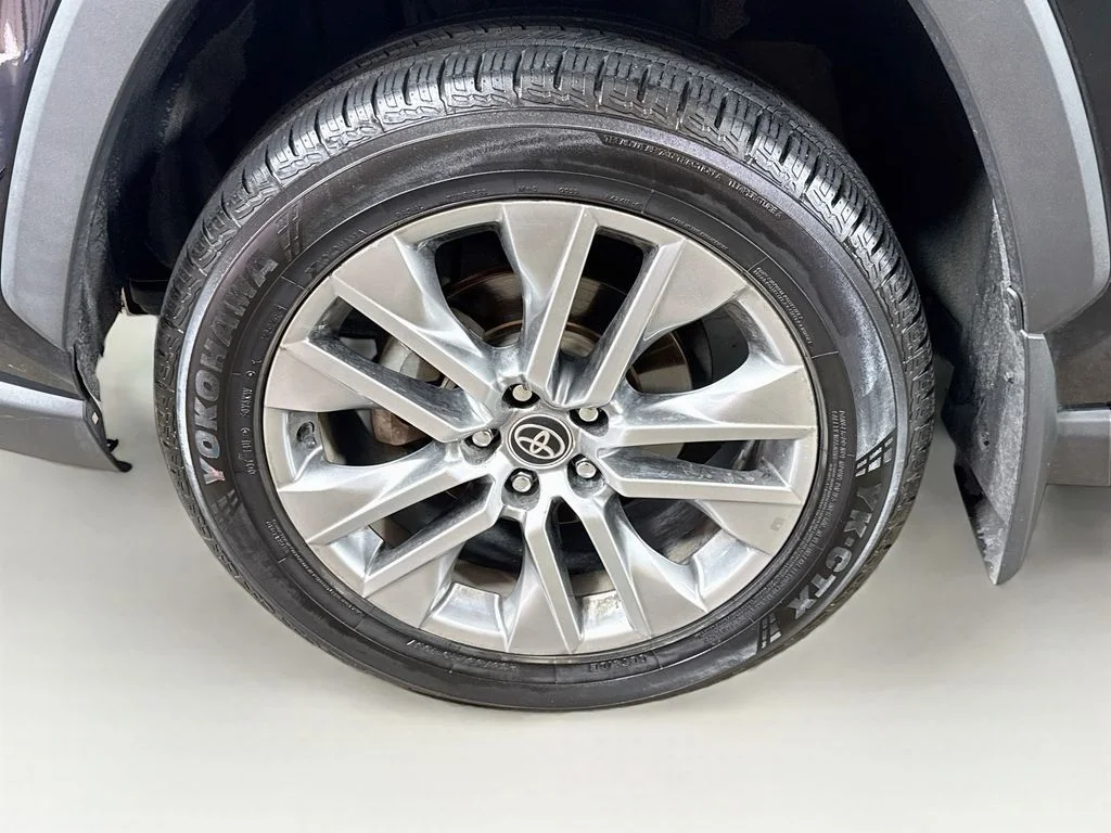Used 2022 Black Toyota XLE Premium image 40