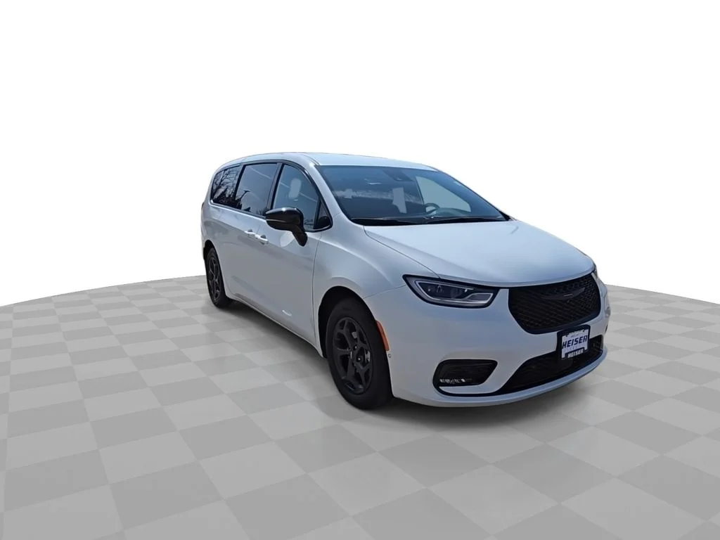 Used 2024 Chrysler Pacifica PHEV Select with VIN 2C4RC1S73RR109232 for sale in Milwaukee, WI
