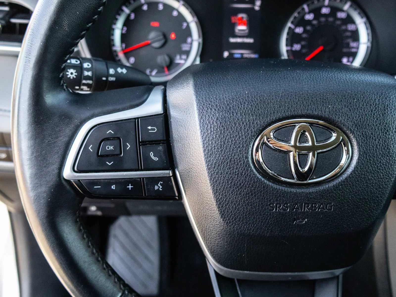 Used 2022 Silver Toyota LE image 39