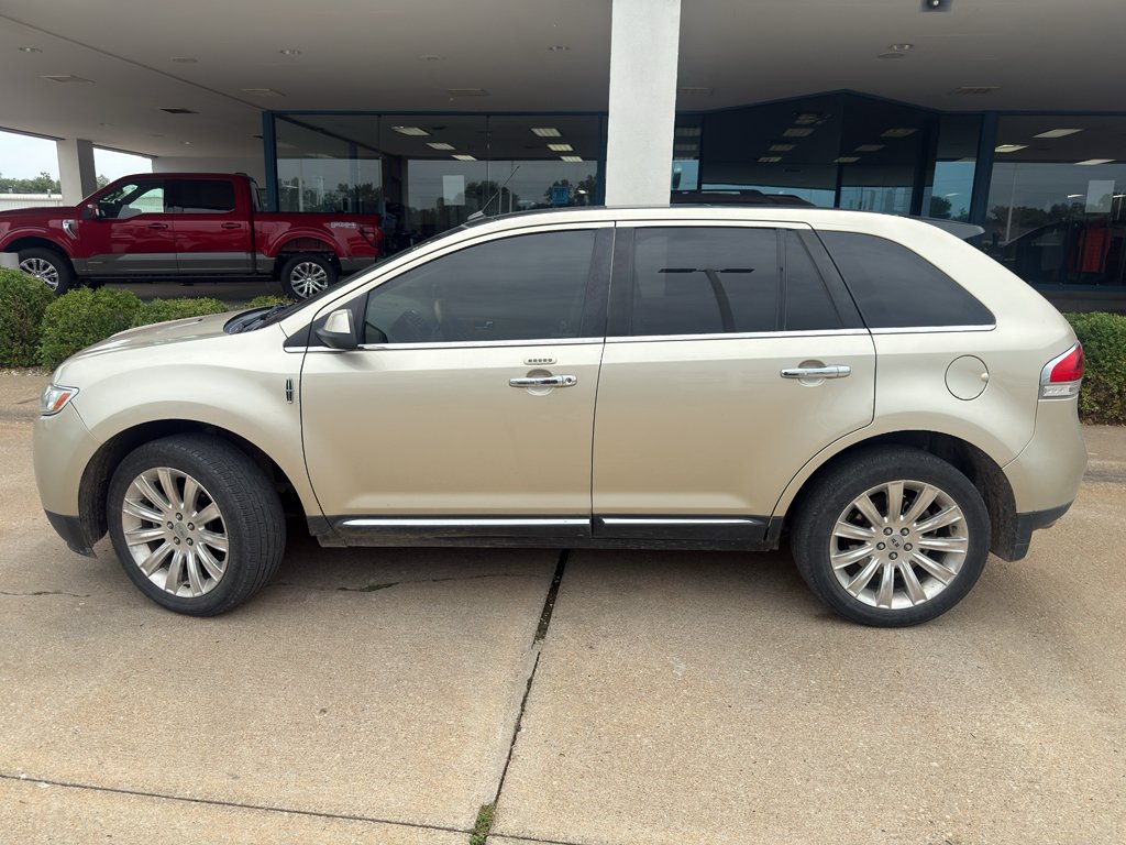 Used 2011 Gold Leaf Metallic Lincoln Base image 9