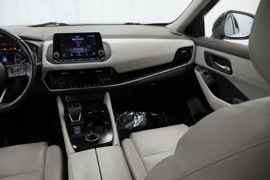 Used 2023 Pearl White Trico Nissan SL image 23