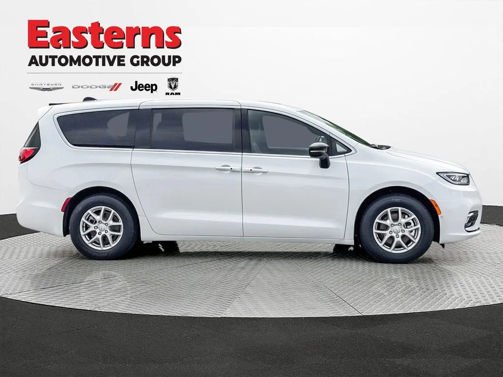 New 2026 Bright White Clear-Coat Exterior Paint Chrysler Select image 6
