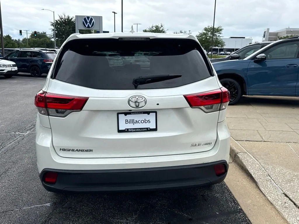 Used 2018 White Toyota XLE image 5
