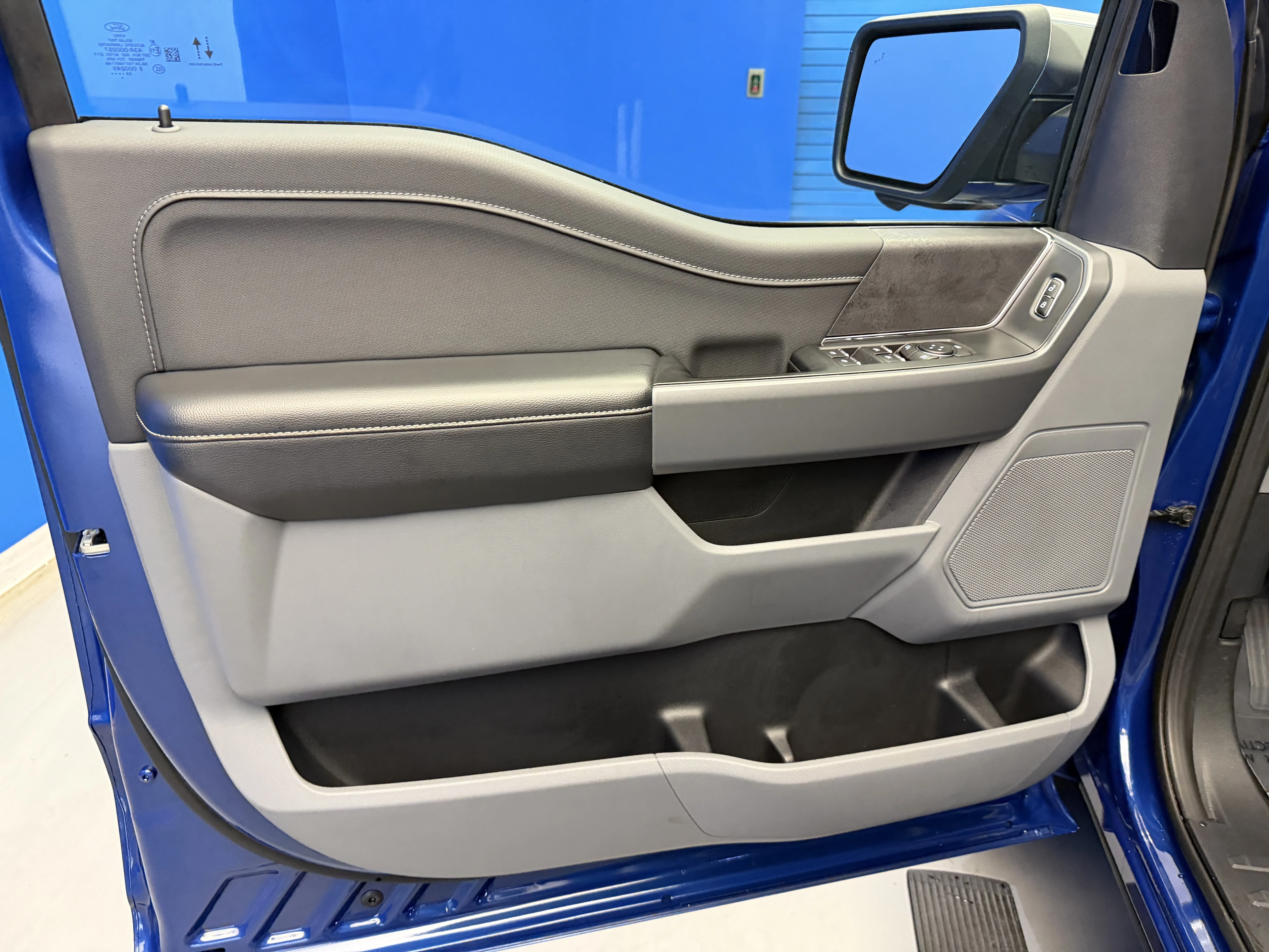 Used 2024 Atlas Blue Metallic Ford XLT image 9