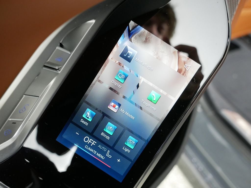 2025 BMW 7 Series 750e - Photo 29