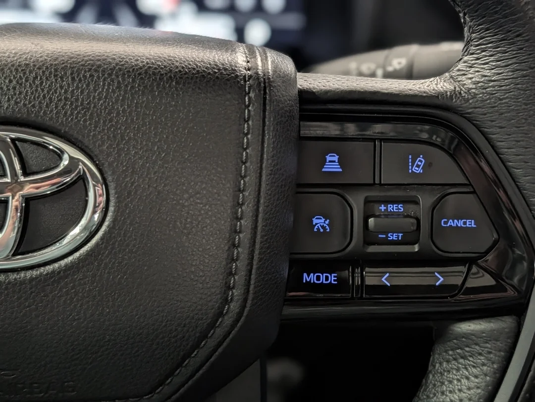 Used 2024  Toyota 4X4 -Leather - Sunroof - Blind Spot - Park Assist - Lane Keep image 18