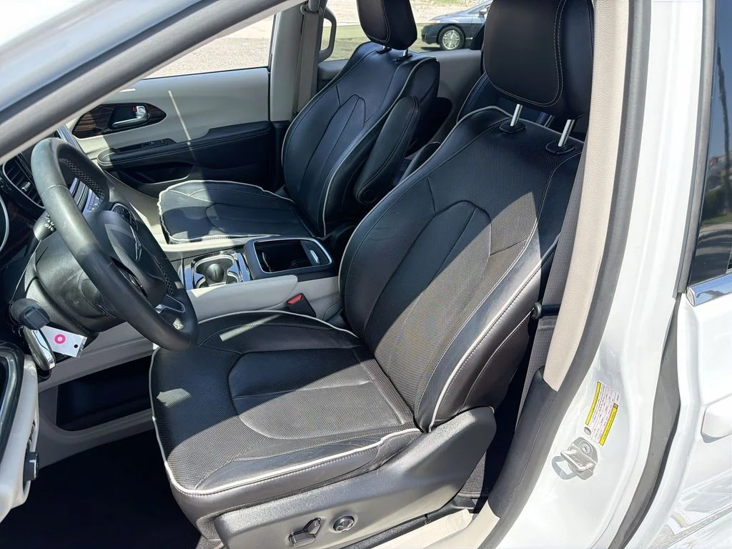 Used 2023 White Chrysler Limited image 13