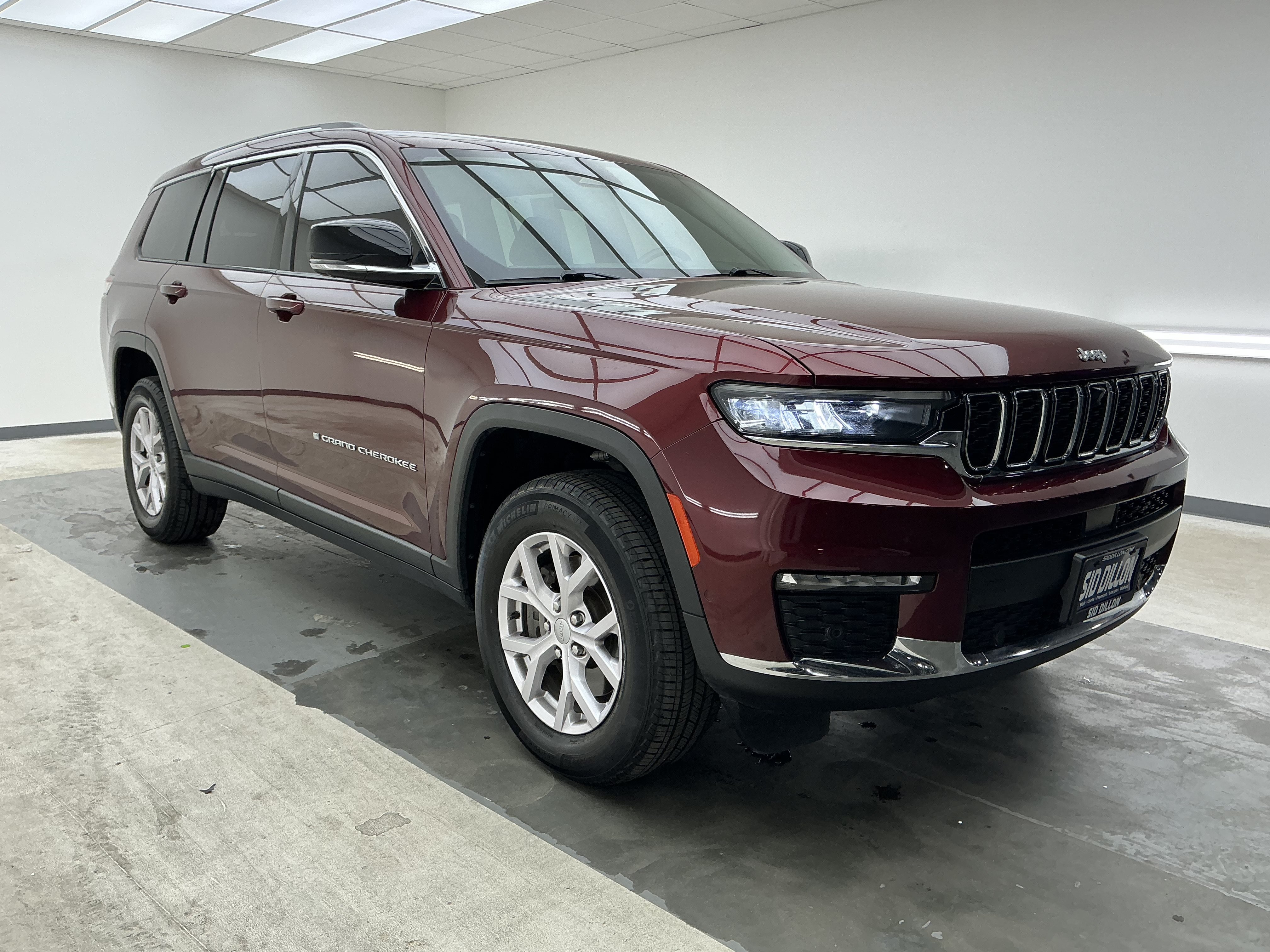 Used 2022 Velvet Red Pearlcoat Jeep Limited image 3