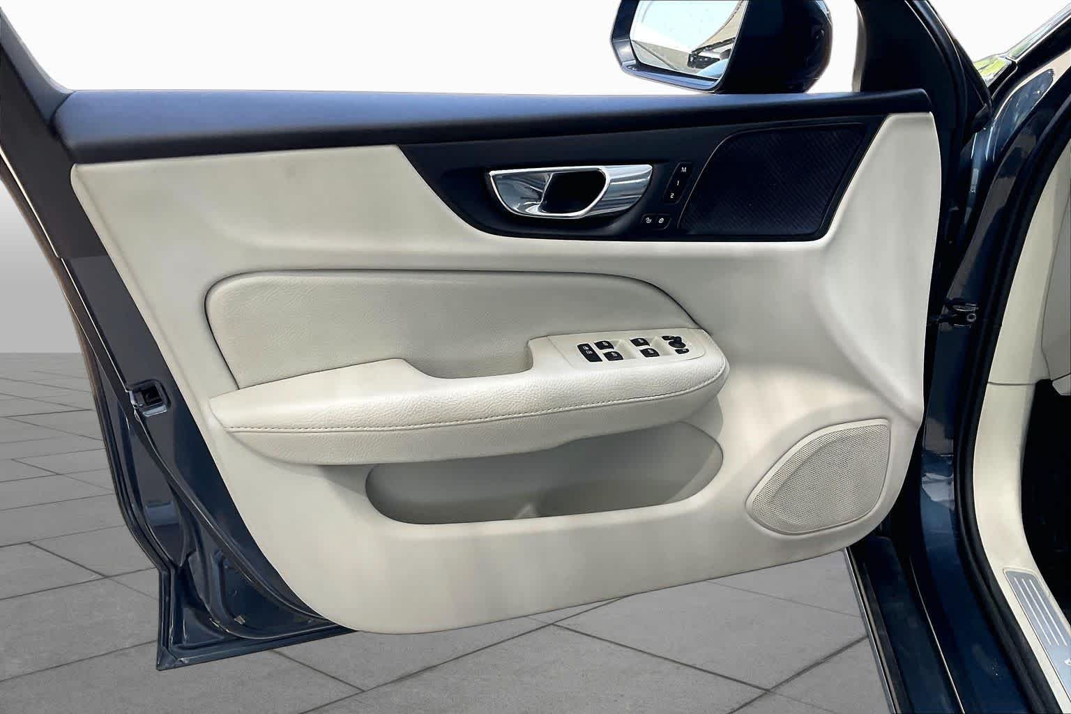 Used 2019 Denim Blue Metallic Volvo Momentum image 22