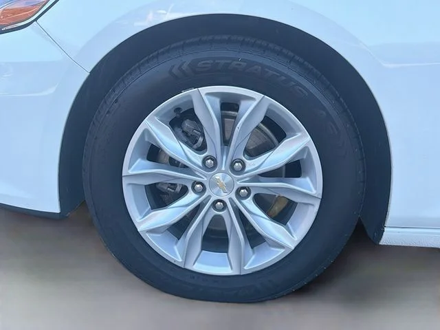 Used 2025 Summit White Chevrolet LT image 34
