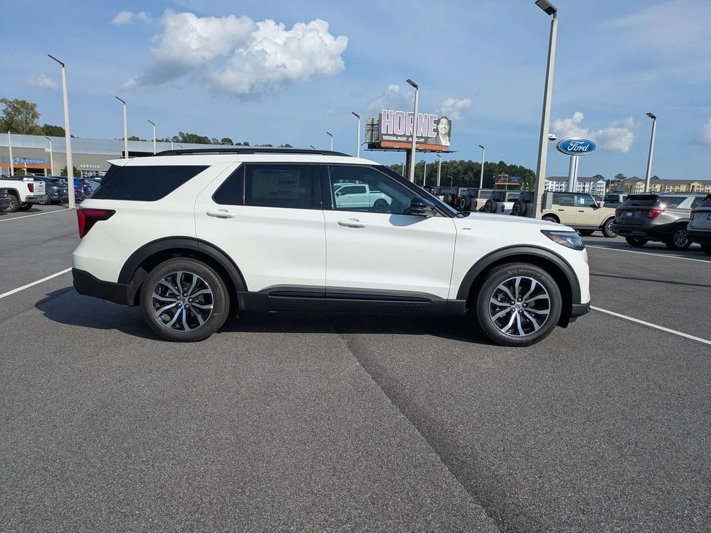 New 2026 Star White Metallic Tri-Coat Ford ST-Line image 3