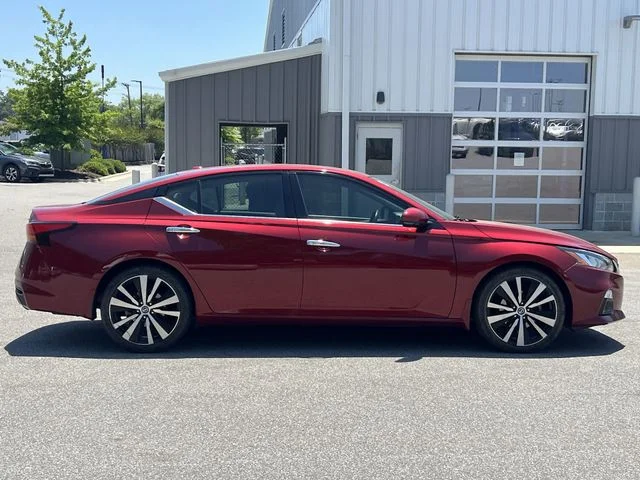Used 2020 Red Nissan 2.5 Platinum image 14