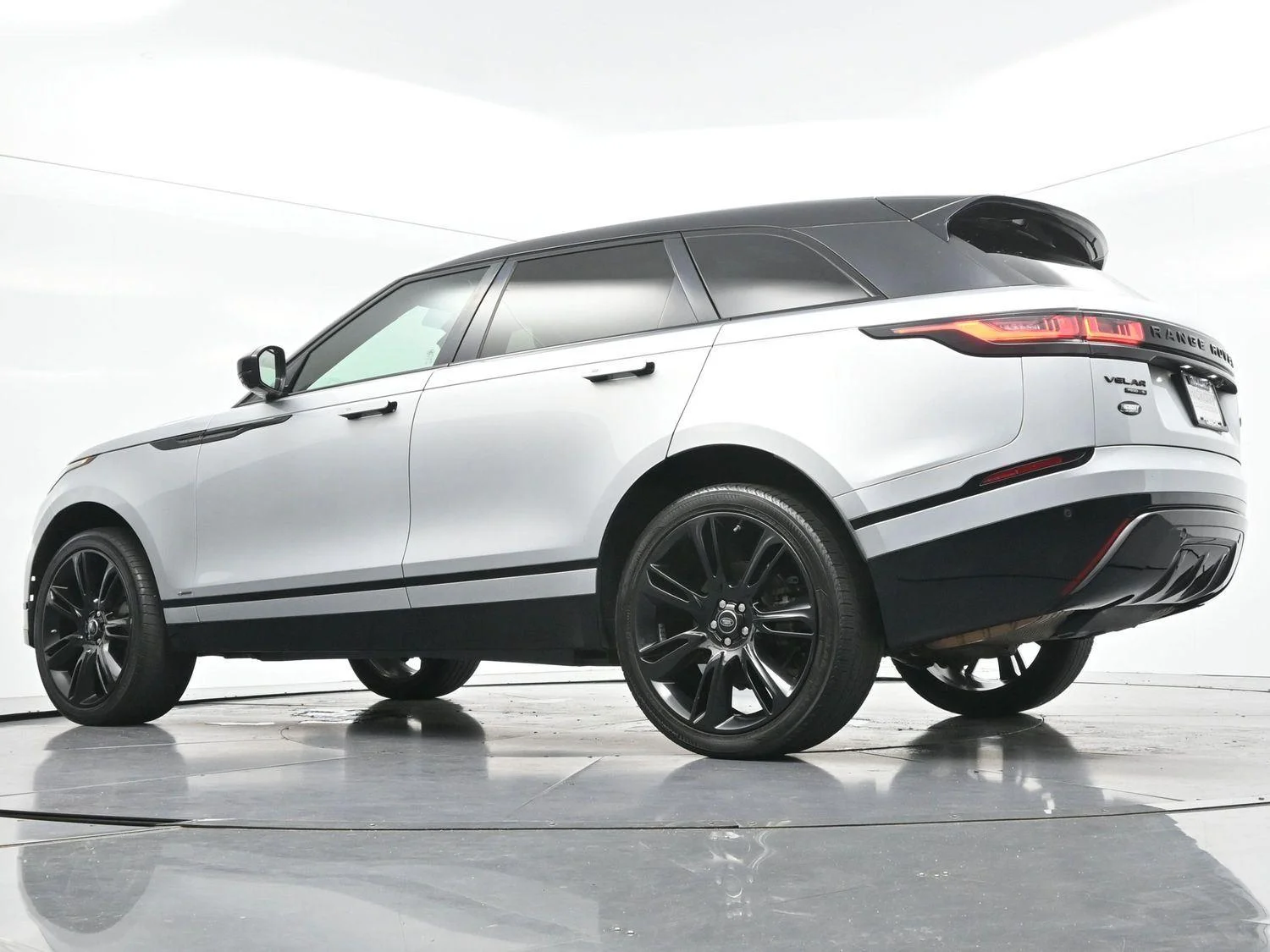Used 2020 Silicon Silver Premium Metallic Land Rover R-Dynamic S image 46