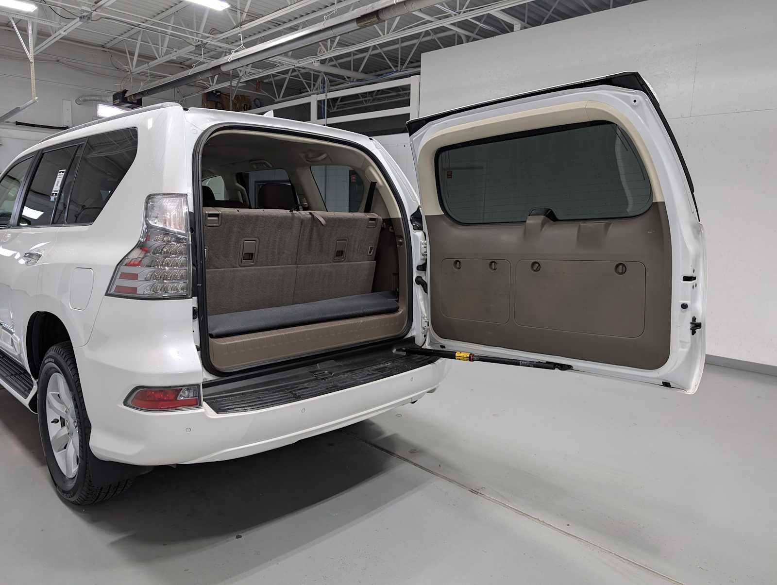 Used 2018 Starfire Pearl Lexus  image 43