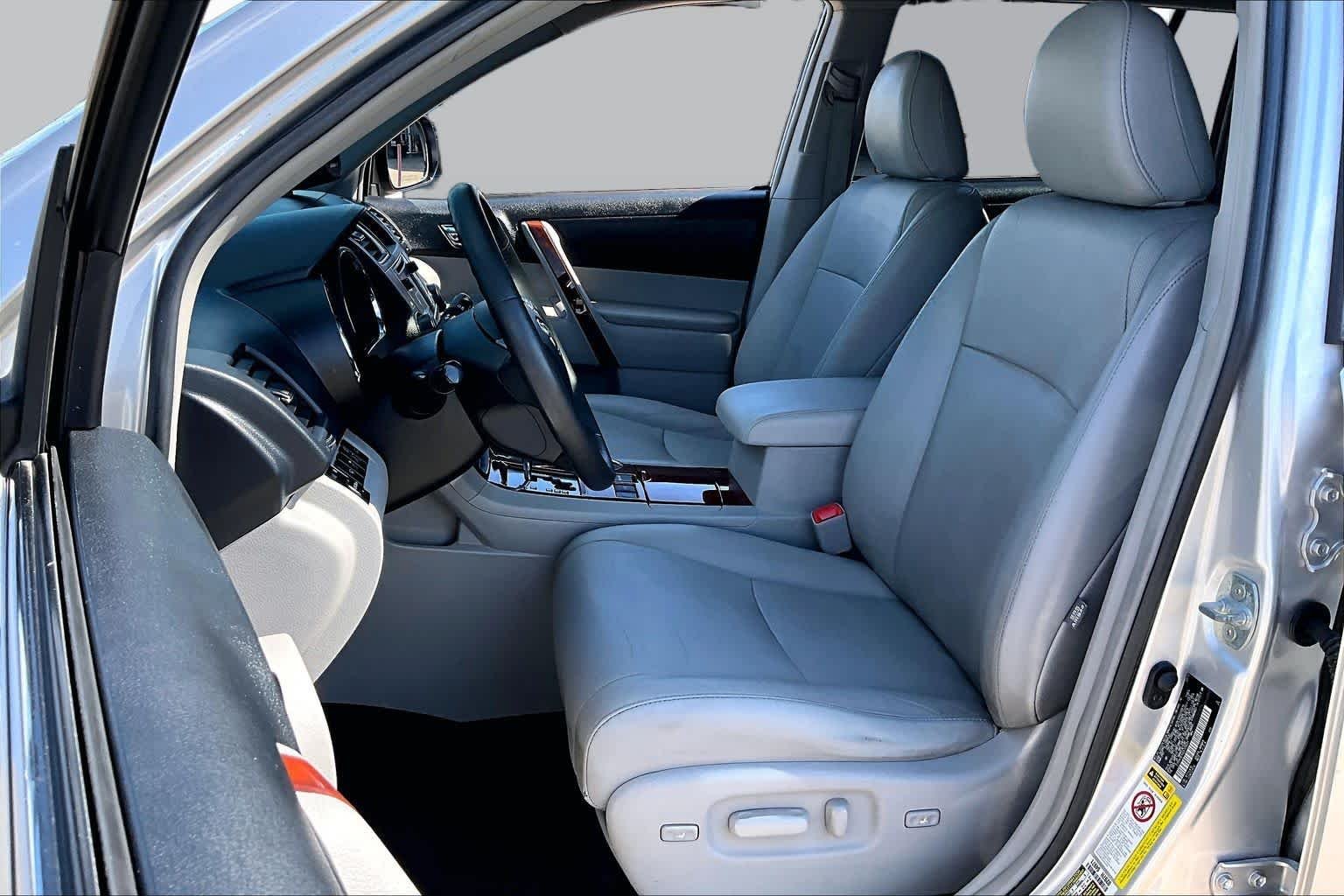 Used 2013 Classic Silver Metallic Toyota Limited image 7