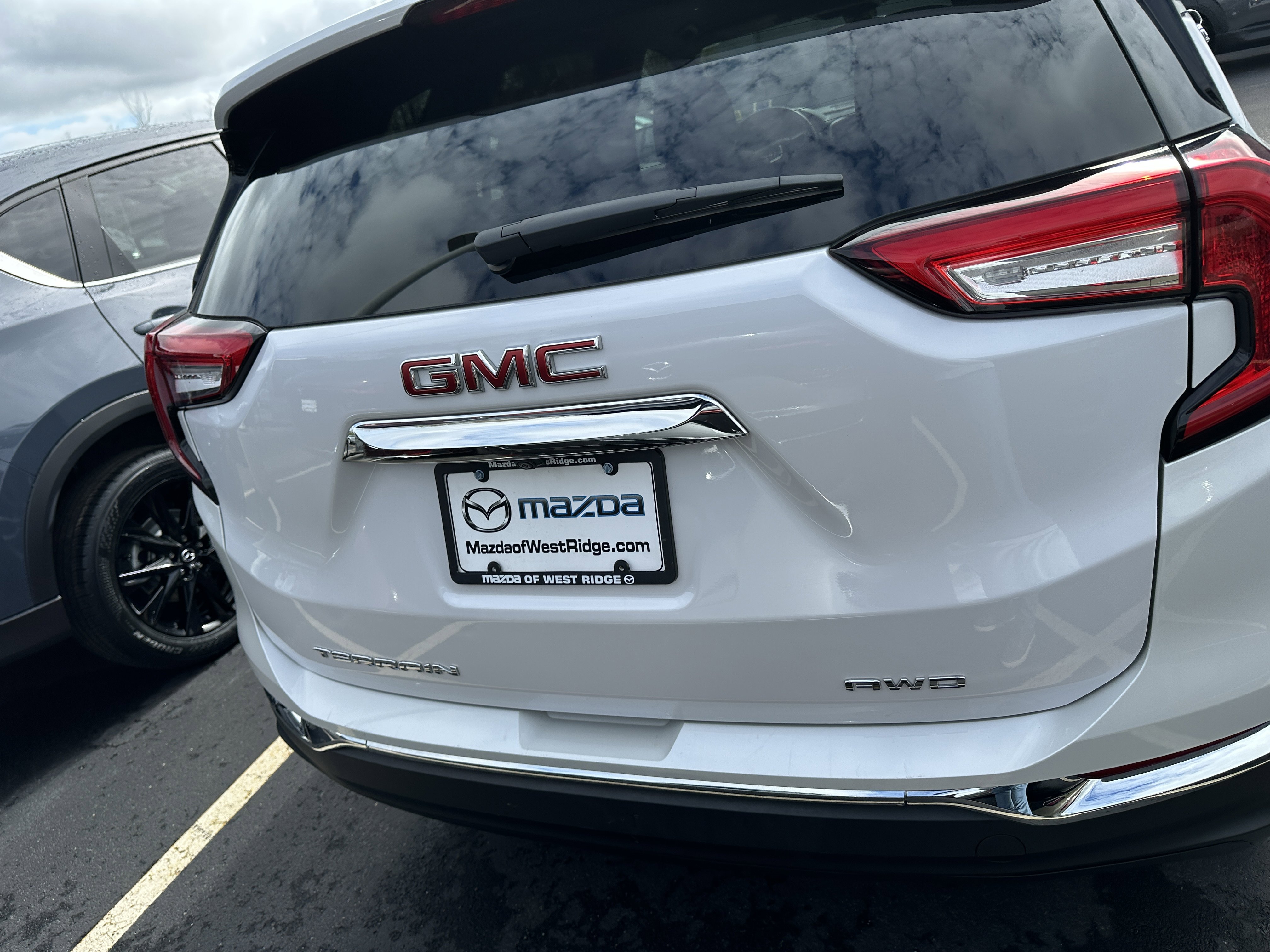 Used 2022 White Frost Tricoat GMC SLT image 8