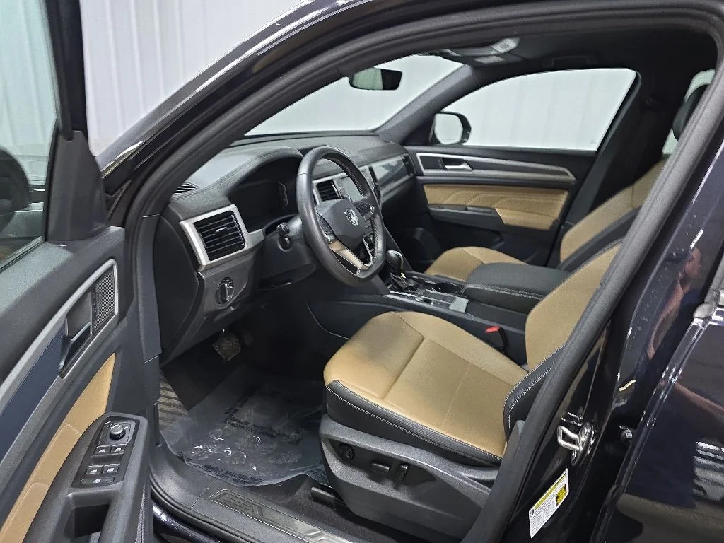 Used 2023 Black Volkswagen 3.6L V6 SE w/Technology image 28