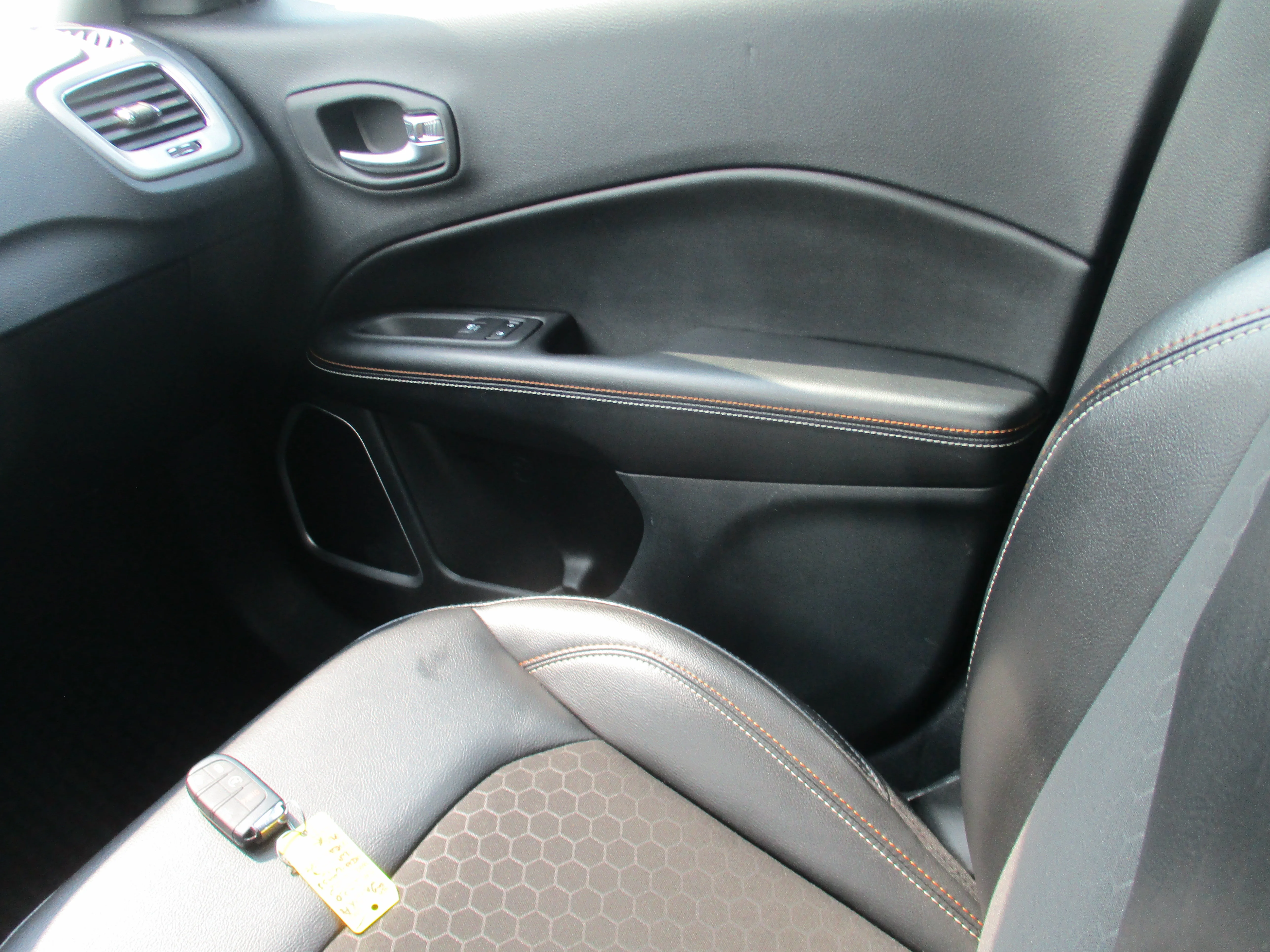 Used 2020 White Clearcoat Jeep Latitude image 22