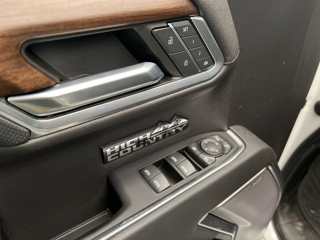 Used 2022 Iridescent Pearl Tricoat Chevrolet High Country image 13