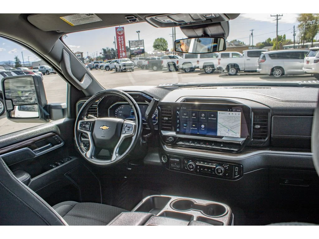 Used 2025 SUMMIT WHITE Chevrolet LT image 19