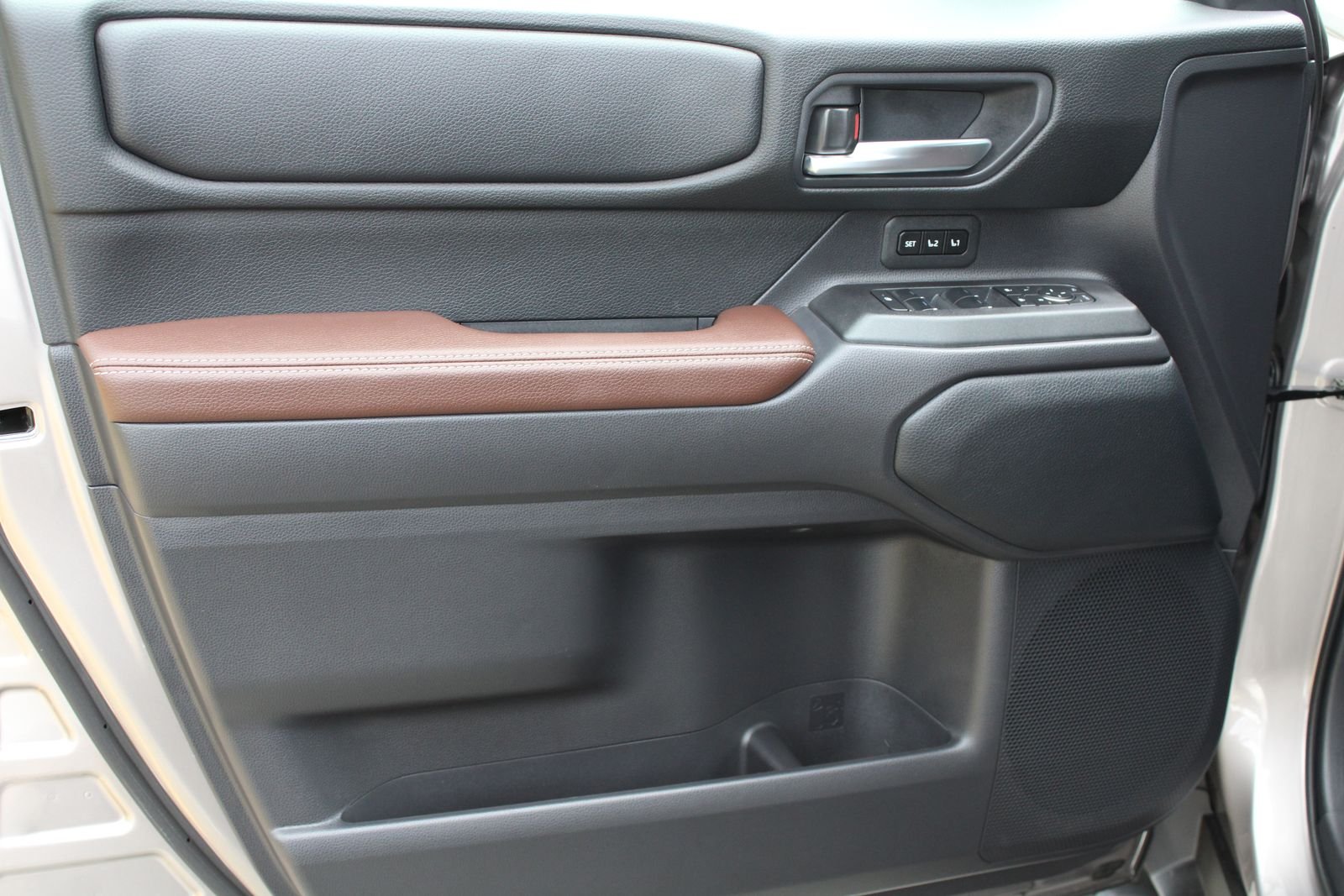 Used 2025  Toyota Base image 32