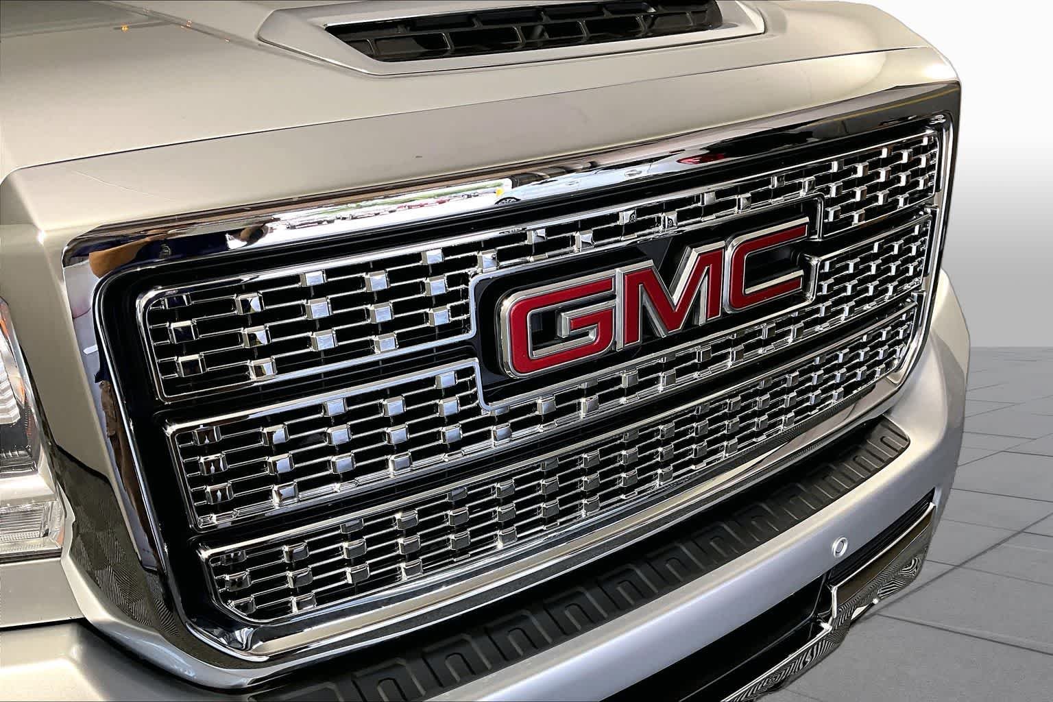 Used 2018 Quicksilver Metallic GMC Denali image 29