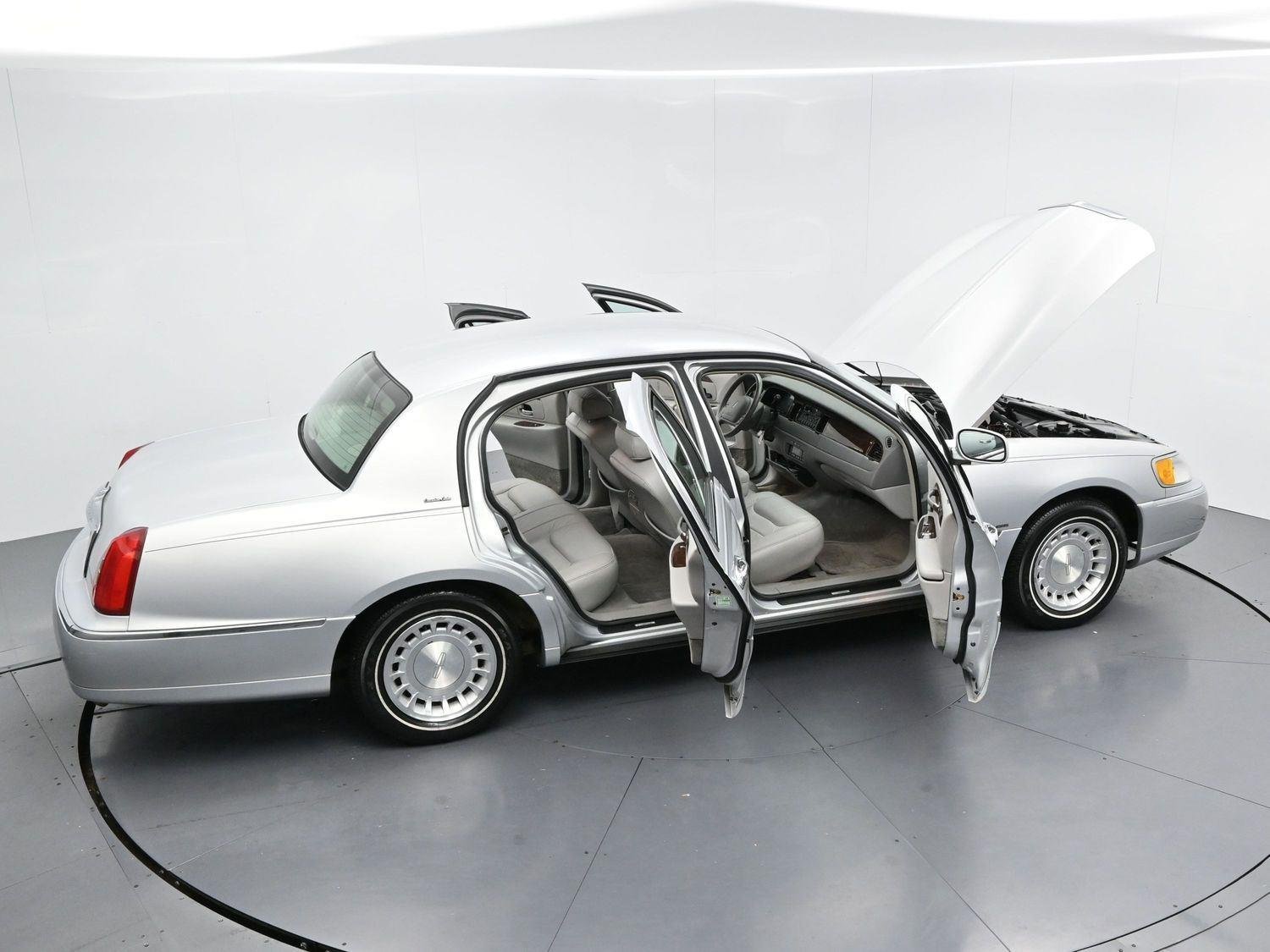 Used 2000  Lincoln Executive image 31