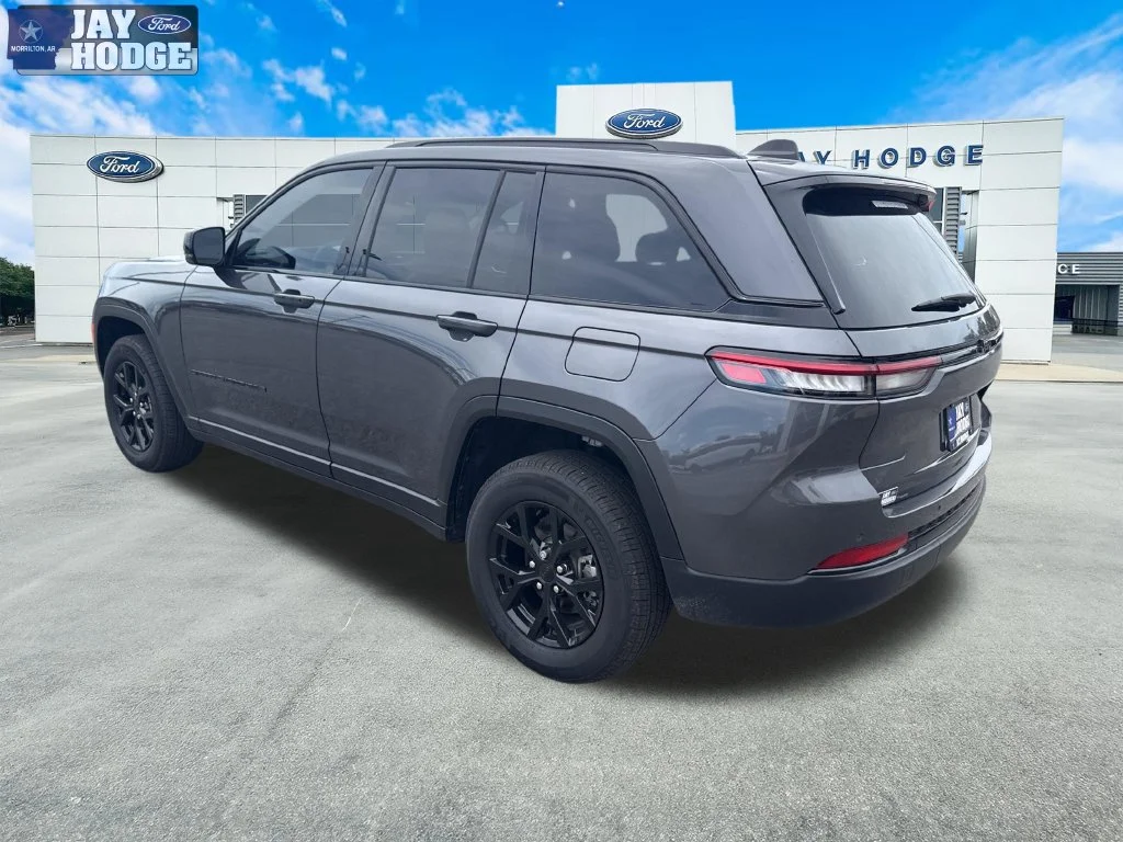 Used 2025 Gray Jeep Altitude image 4