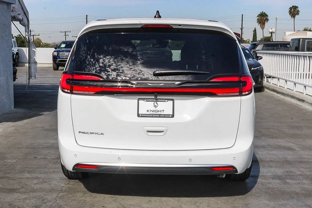 New 2027 White/off-white Chrysler Select image 8
