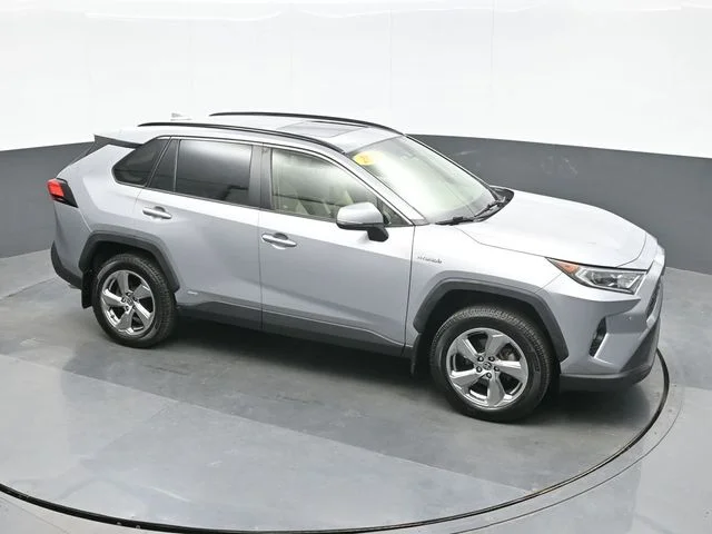 Used 2021 Silver Toyota XLE Premium image 15