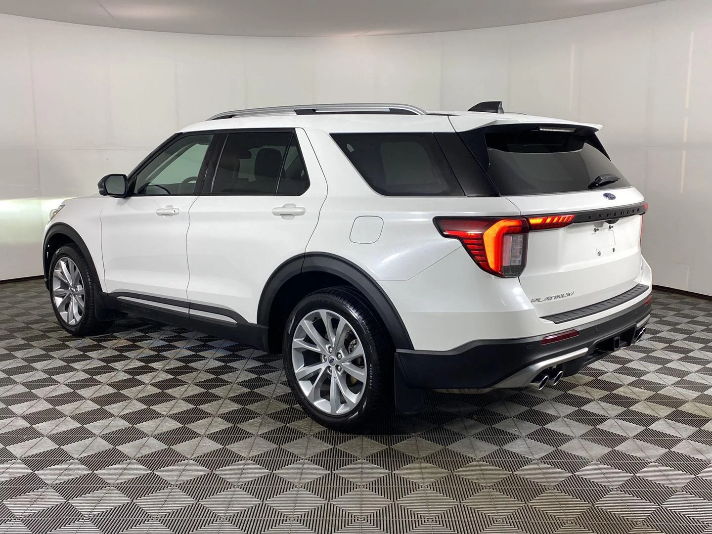 Used 2025 Star White Metallic Tri-Coat Ford Platinum image 9