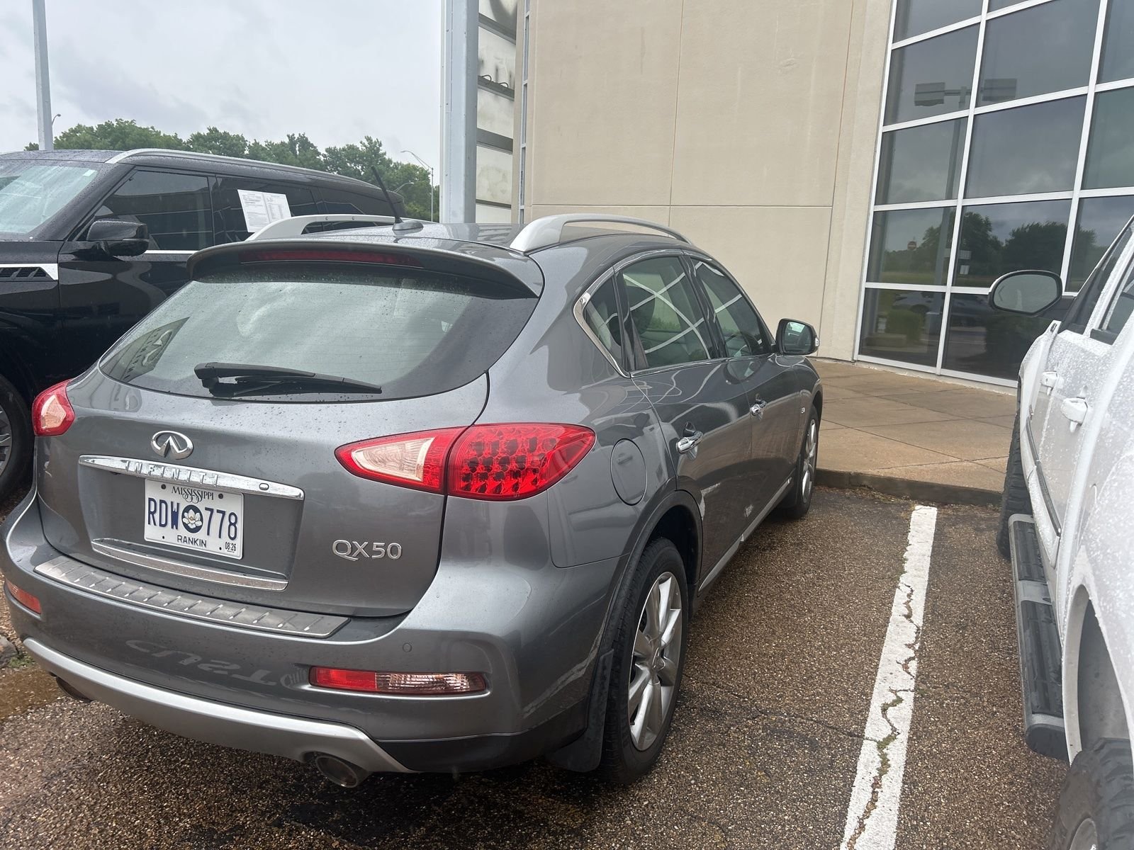 Used 2017 Gray INFINITI Base image 9