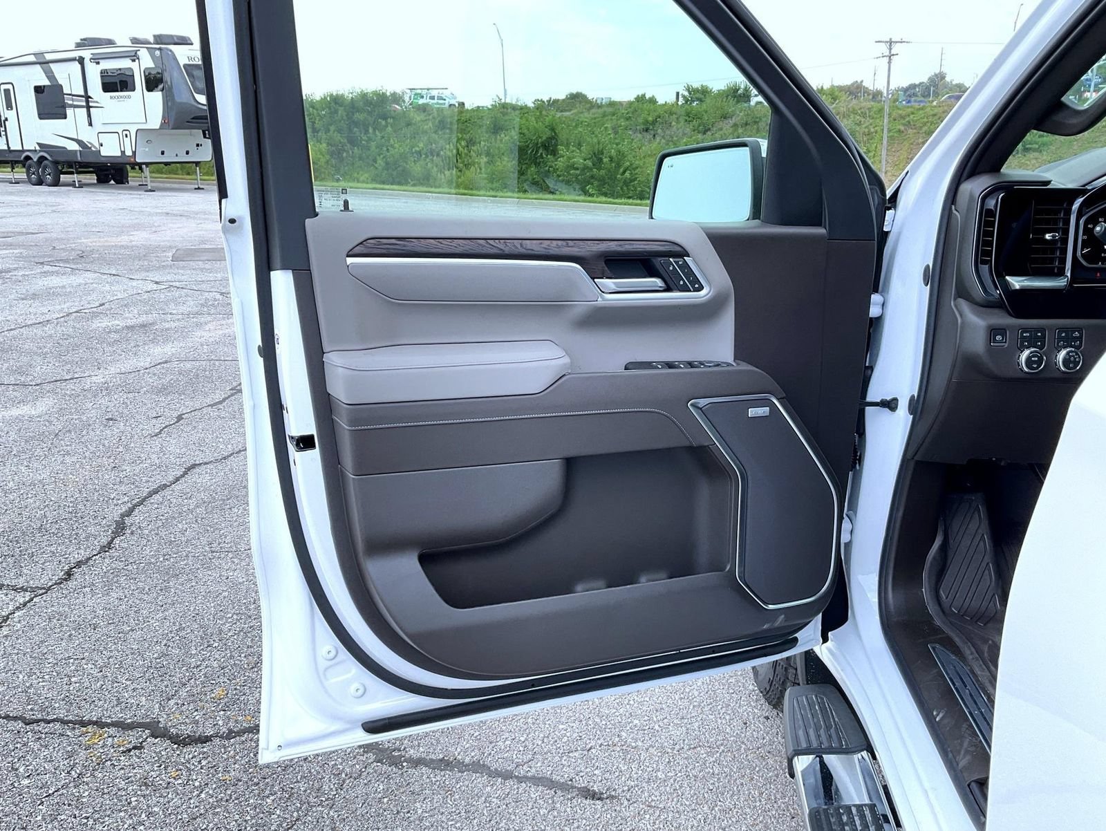 2026 GMC Sierra 1500 SLT - Photo 9