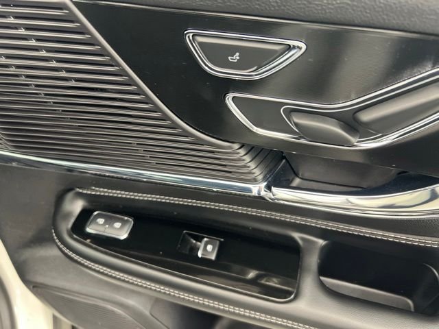 Used 2022 White Lincoln Standard image 25