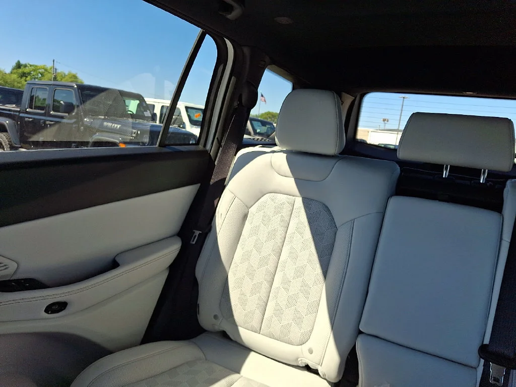 New 2026 Bright White Clear-Coat Exterior Paint Jeep Overland image 13