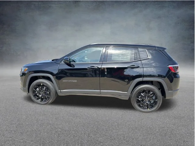 New 2026 Diamond Black Crystal Pearl-Coat Exterior Paint Jeep Latitude image 5