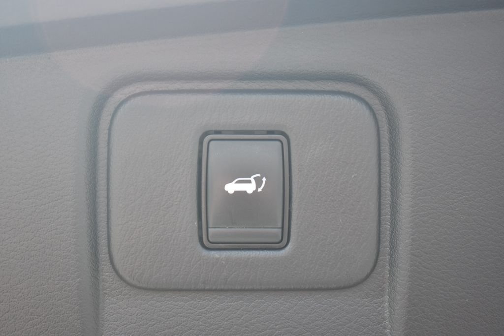 Used 2016 Magnetic Black Nissan SL image 6