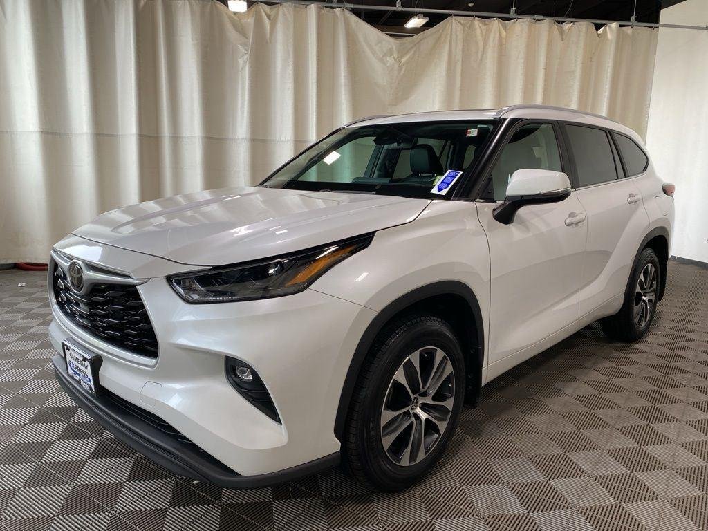 Used 2023 Pearl Toyota XLE image 3