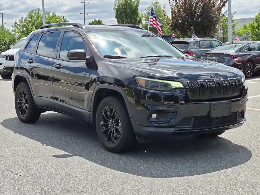 Used 2023 Diamond Black Crystal Pearlcoat Jeep Altitude Lux image 2