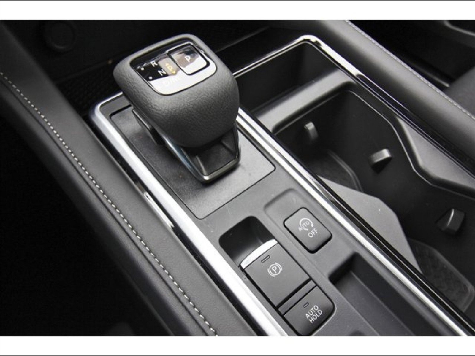 2025 Nissan Pathfinder SV - Photo 16