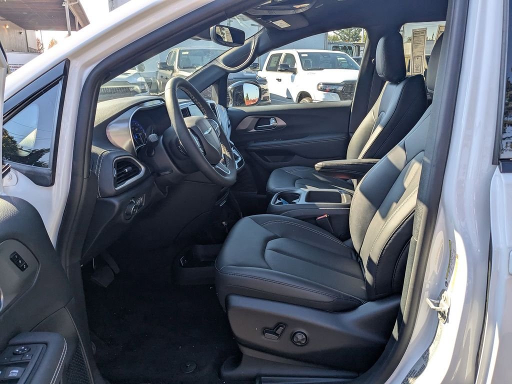 2026 Chrysler Pacifica Select - Photo 12