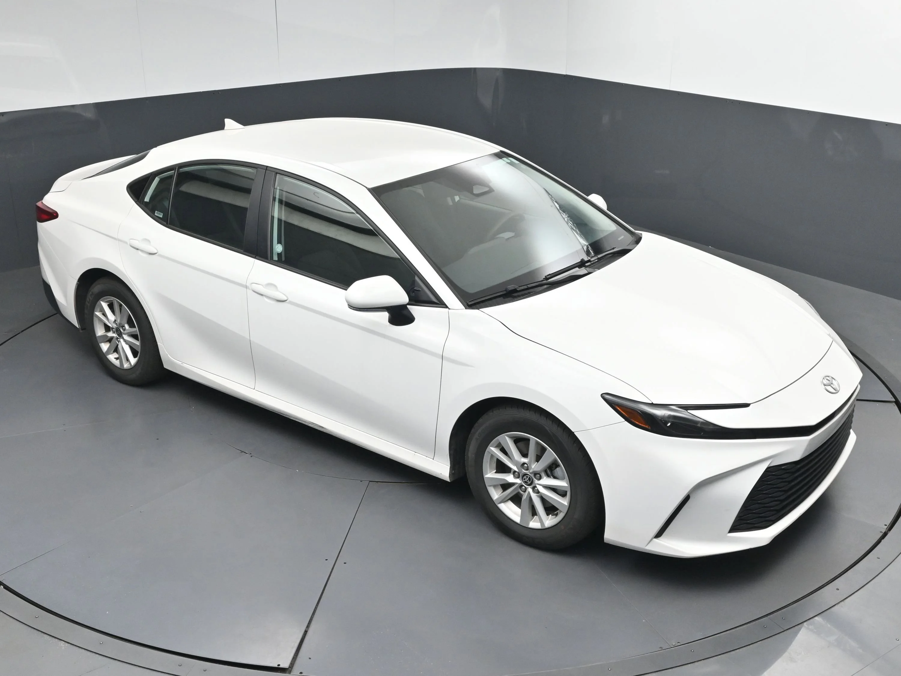 Used 2025 Ice Toyota LE image 30