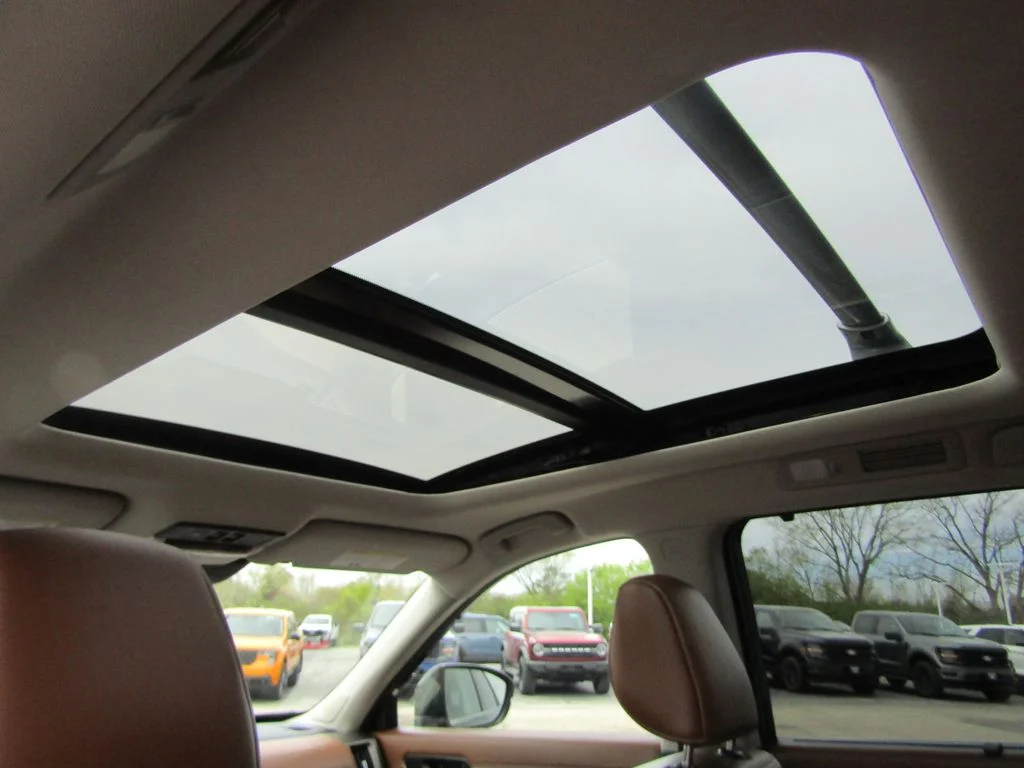 Used 2025 Obsidian Green Pearl Nissan Platinum image 13